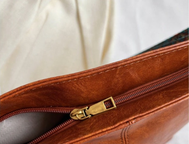 Retro Bucket Bag with Wide Shoulder Strap for Commuting