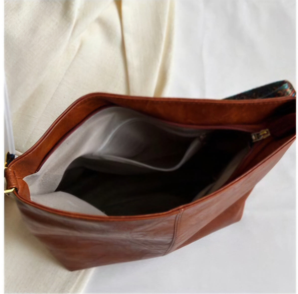Retro Bucket Bag with Wide Shoulder Strap for Commuting
