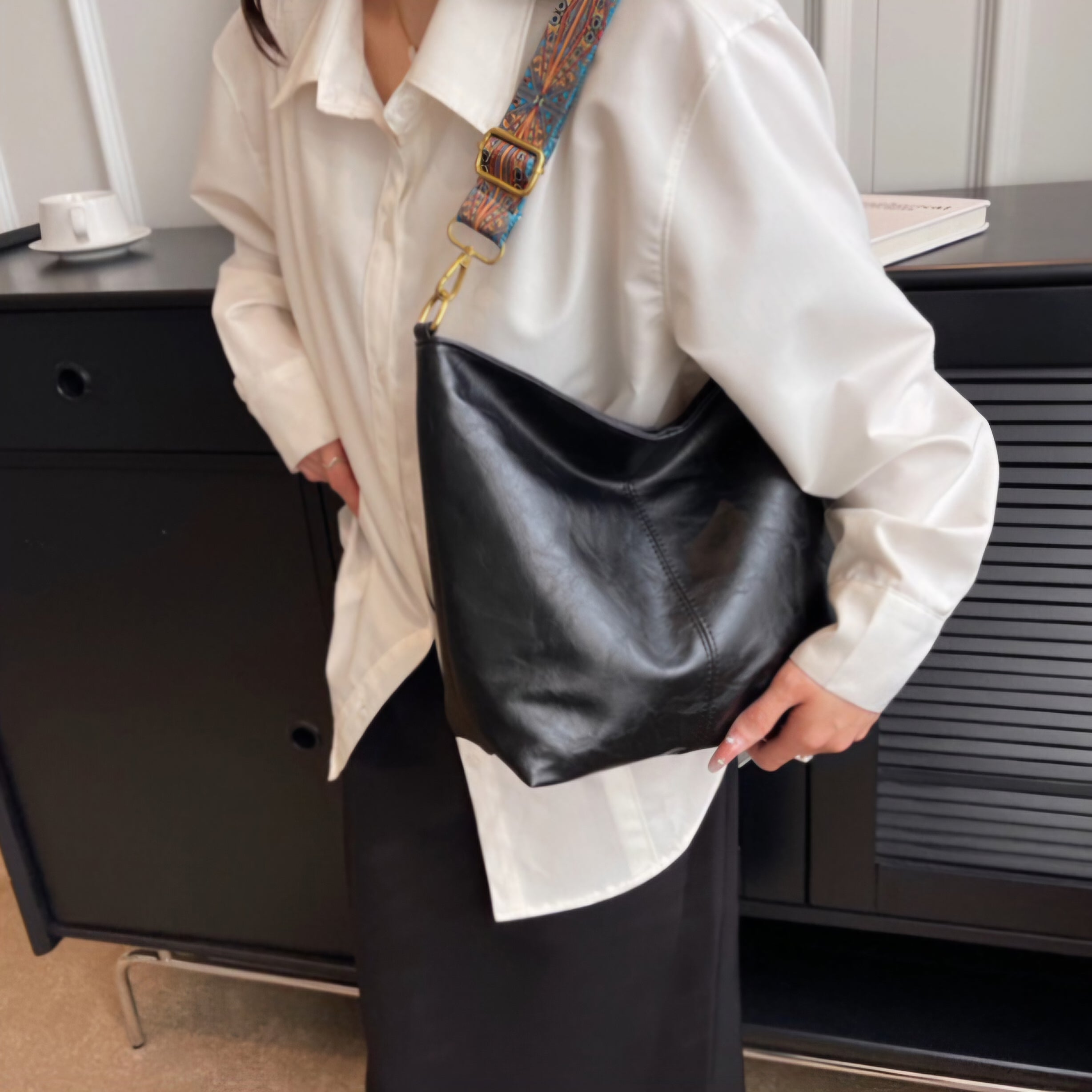 Retro Bucket Bag with Wide Shoulder Strap for Commuting