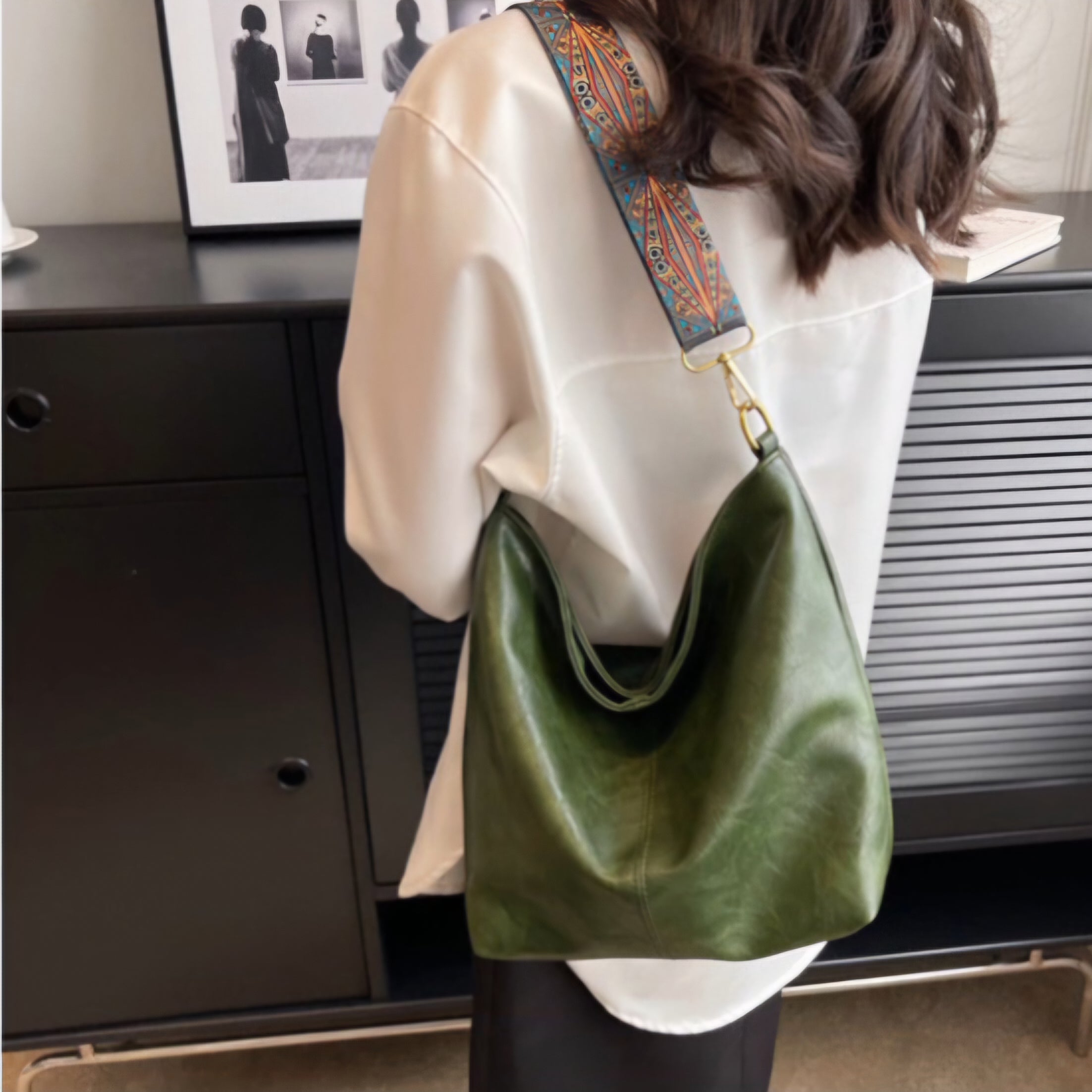 Retro Bucket Bag with Wide Shoulder Strap for Commuting